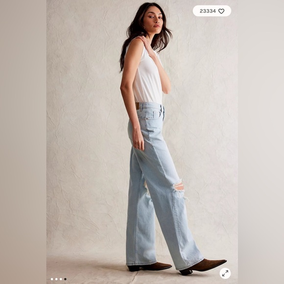 Free People Tinsley Baggy High Rise in the color Ripper (light blue) Size 29 - Picture 4 of 13